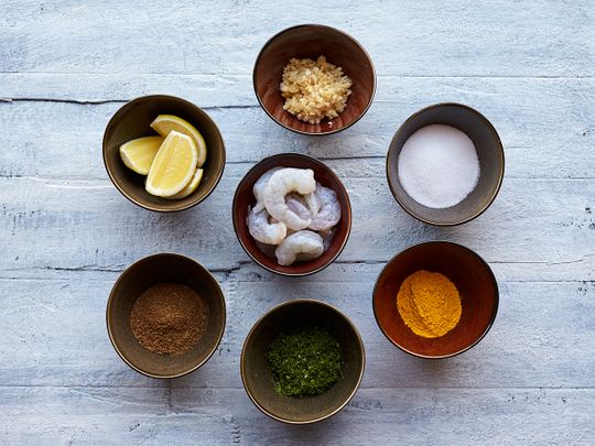 Ingredients to prepare prawns 