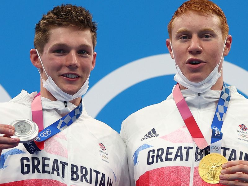 Tom Dean and Duncan Scott of Great Britain pose with medals
