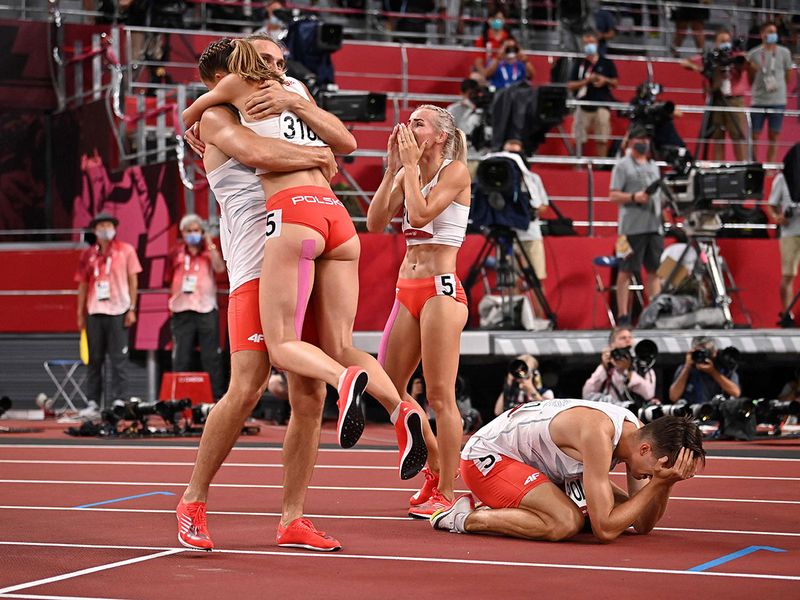 Poland celebrate winning the mixed 4x400m relay final 