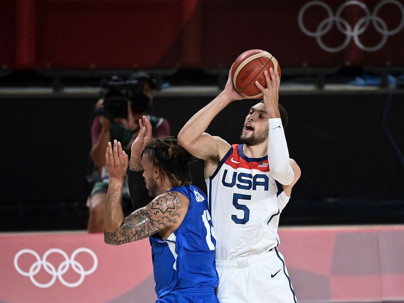 USA's Zachary Lavine shots past Czech Republic's Tomas Satoransky in the men's basketball 