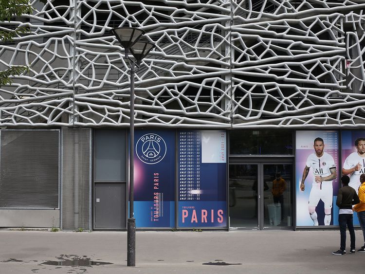 Fans await the arrival of Lionel Messi at Paris St-Germain