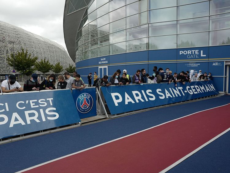 Fans await the arrival of Lionel Messi at Paris St-Germain