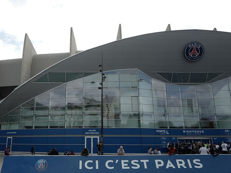 Fans await the arrival of Lionel Messi at Paris St-Germain