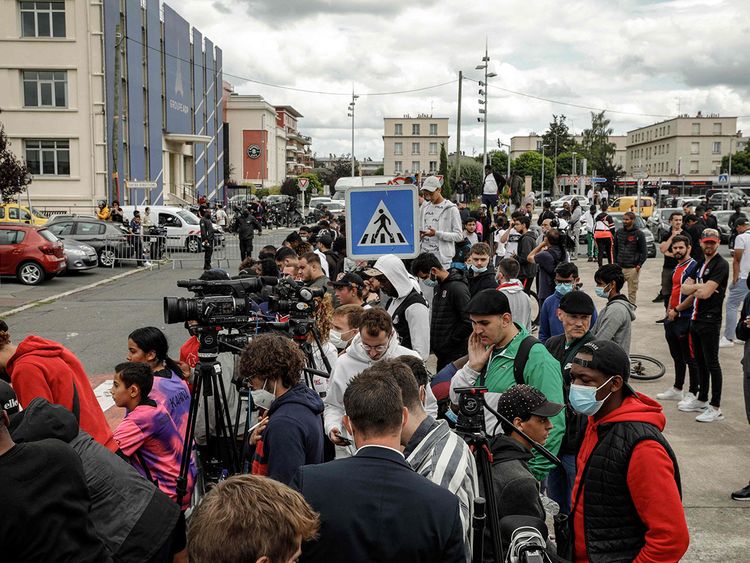 Fans await the arrival of Lionel Messi in Paris