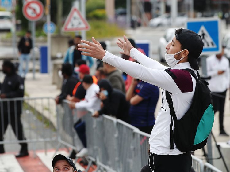 Fans wait for an appearance of Lionel Messi in Paris