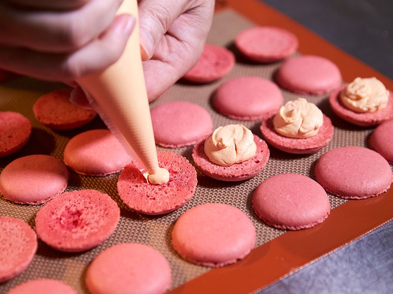 Fill the macarons with buttercream 