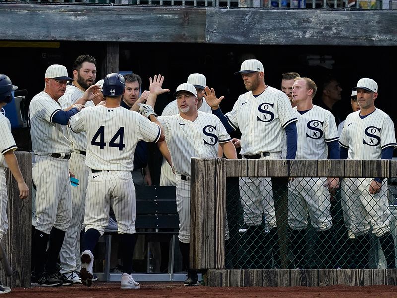 Look! Hollywood star Kevin Costner leads New York Yankees and Chicago White  Sox on to Field of Dreams | Entertainment-photos – Gulf News