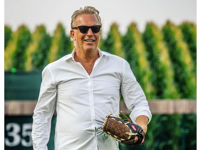 Look! Hollywood star Kevin Costner leads New York Yankees and Chicago White on to Field of Dreams | Entertainment-photos – Gulf News