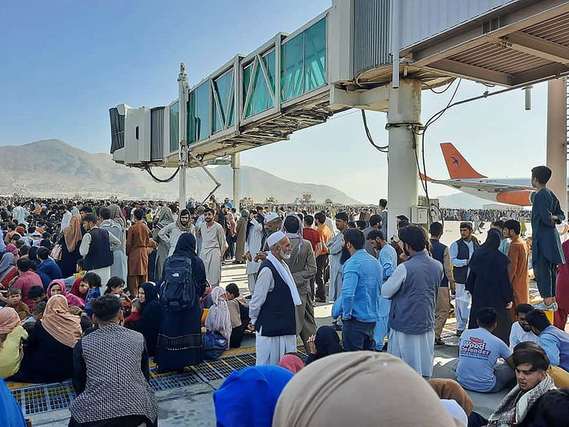 Afghans crowd at the tarmac of the Kabul airport 