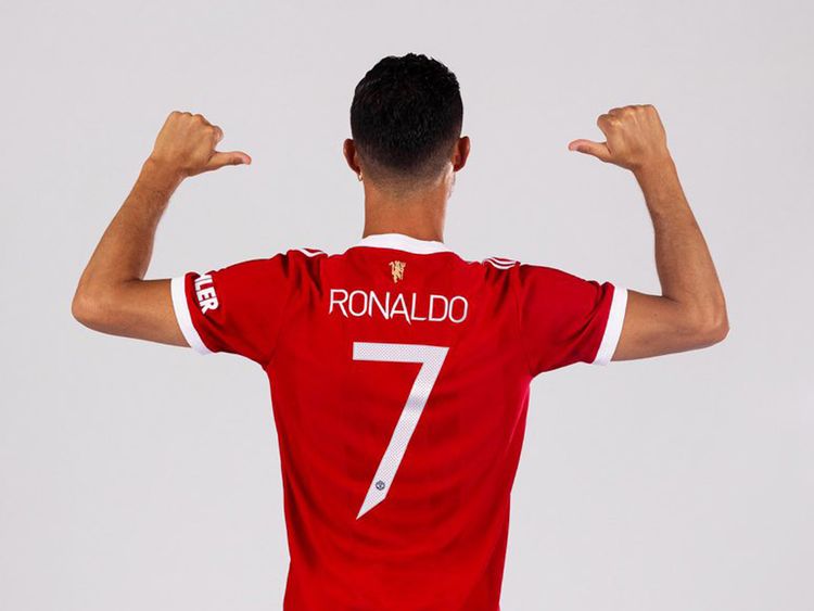 Look! Ronaldo gets his favourite number 7 jersey at Man Utd! From