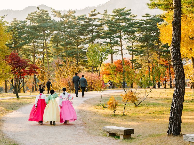 Korean women in hanboks