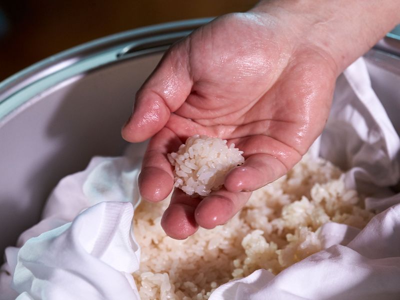 Roll rice into a ball 