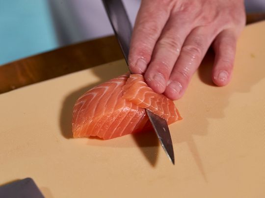 Slice the salmon into thin slices 