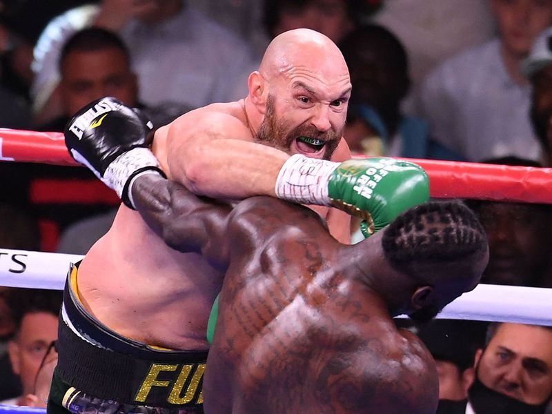 Tyson Fury fights Deontay Wilder
