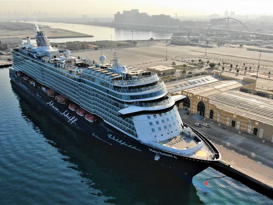 Stock Dubai tourism cruise port