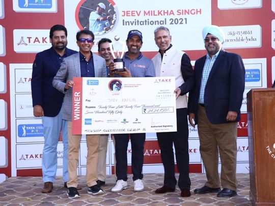 Shiv Kapur, Jeev Milkha Singh and representatives and officials from sponsors at the prize presentation 