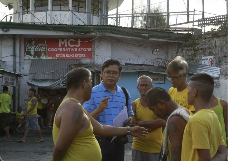 BAILABLE OFFENCES: Prof. Raymund Narag (shown interviewing Manila City Jail inmates).