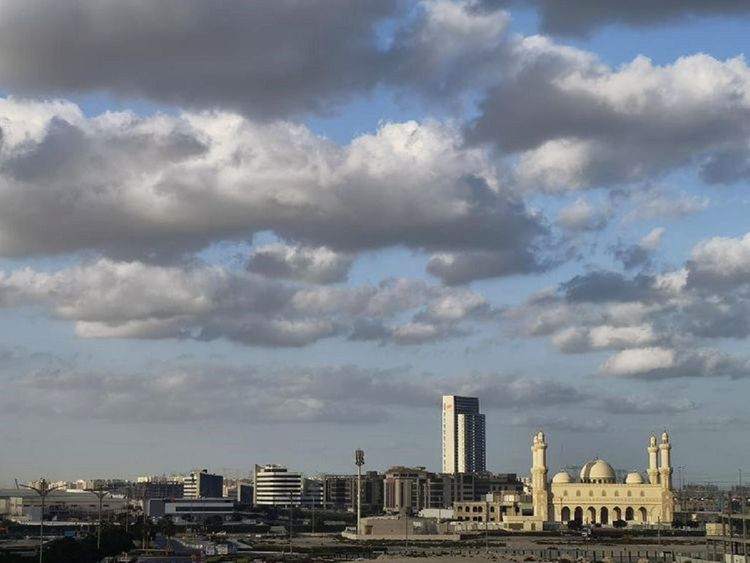 UAE: Early morning showers in Abu Dhabi, Fujairah and Sharjah, rainy clouds  in Dubai, rough seas due to strong winds, minimum temperatures to drop to 10 °C | Weather – Gulf News