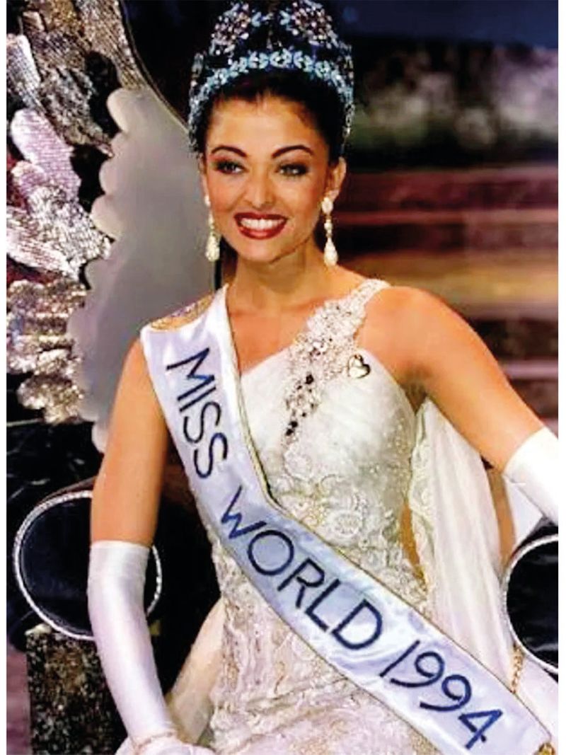 Aishwarya Rai being crowned Miss World