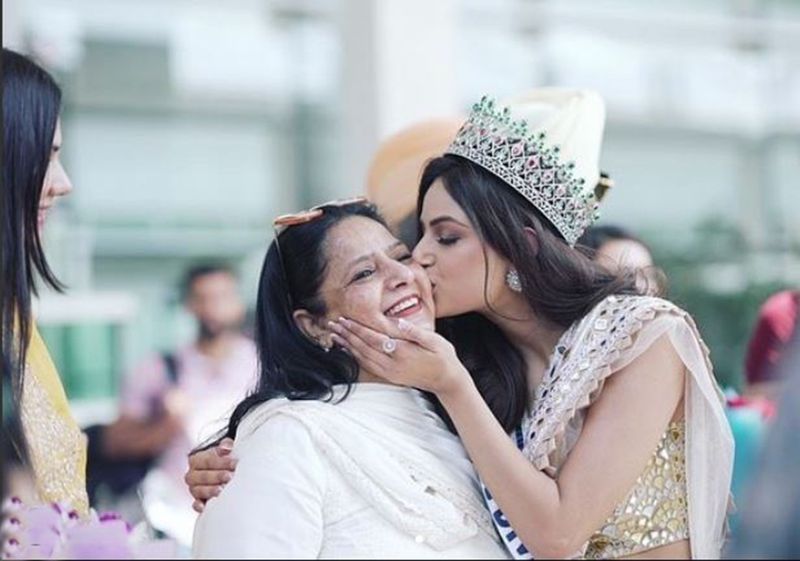 Harnaaz Sandhu with her mother