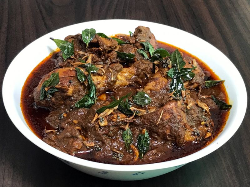 varutharacha-kozhi-curry