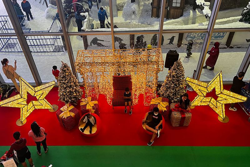 Visitors enjoy the Christmas festive activities at Mall of the Emirates on 20th December, 2021. 