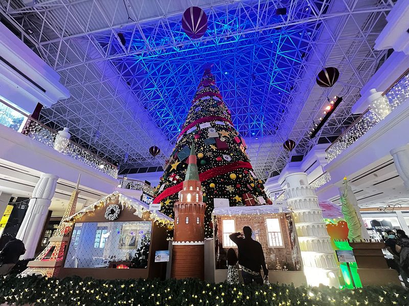 Visitors enjoy the Christmas festive activities at Wafi Mall on 20th December, 2021. 