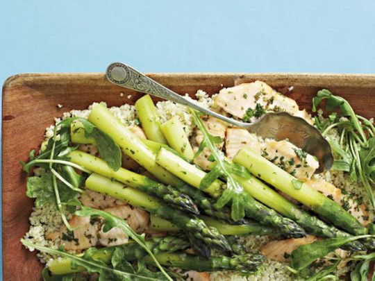 Pan-fried fish on quinoa salad with asparagus 