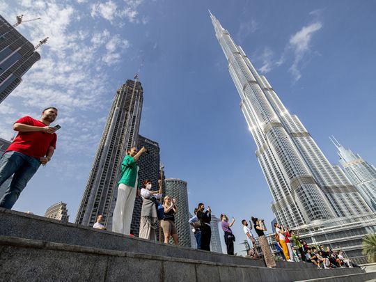STOCK DUBAI TOURISTS SHOPPING ECONOMY 