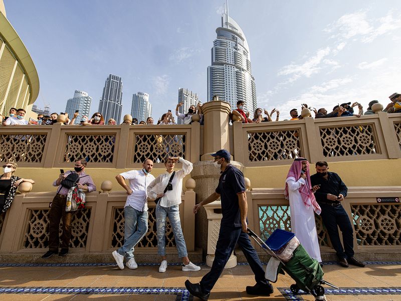 STOCK DUBAI TOURISTS SHOPPING ECONOMY