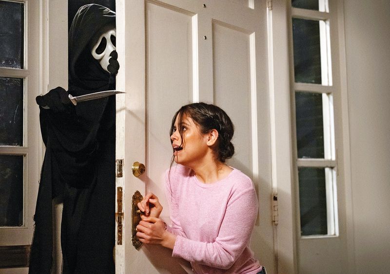 Ghostface and Jenny Ortega in 'Scream 5'