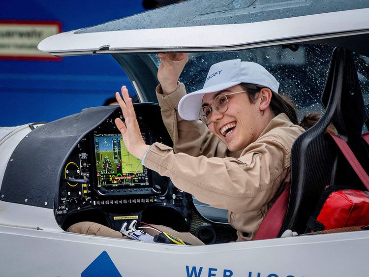 British-Belgian teen becoмes yoυngest woмan to fly solo roυnd the world |  Eυrope – Gυlf News