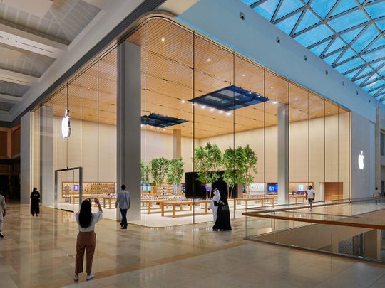 apple-yas-mall-cropped.jpg