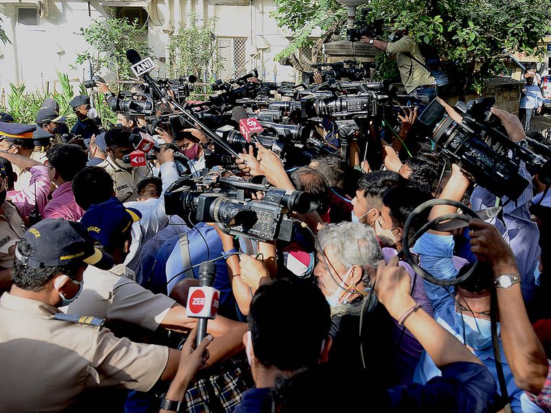 Media gather outside the hospital where Bollywood playback singer Lata Mangeshkar has been admitted in the ICU since last month as her health condition has deteriorated, in Mumbai on February 5, 2022. (Photo by SUJIT JAISWAL / AFP)