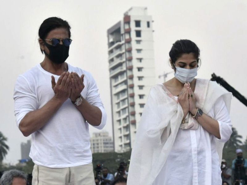 Bollywood actor Shah Rukh Khan pays last respects to the mortal remains of veteran singer Lata Mangeshkar, at Shivaji Park, in Mumbai on Sunday.