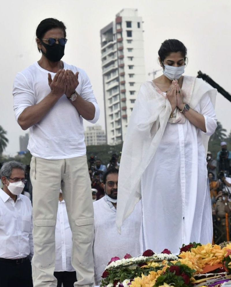 Bollywood actor Shah Rukh Khan pays last respects to the mortal remains of veteran singer Lata Mangeshkar, at Shivaji Park, in Mumbai on Sunday.