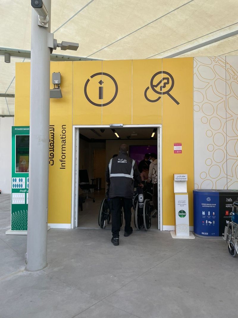 Kiosk, kjer lahko dobite podporo za invalidski voziček blizu varnostnih vrat na Expo 2020