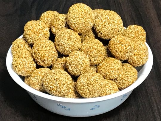 guide-to-making-Kerala-ellunda-or-sesame-seed-balls