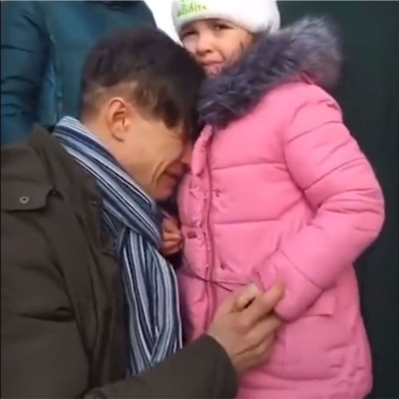 This is how a father in Ukraine said goodbye to the camera while sending his family to the safe zone.