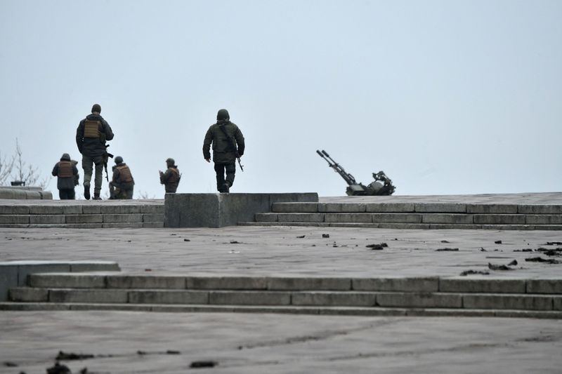 Ukrainian servicemen take up positions in the centre of the Ukrainian capital Kyiv. 