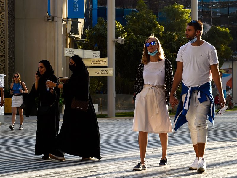 People without masks in Dubai