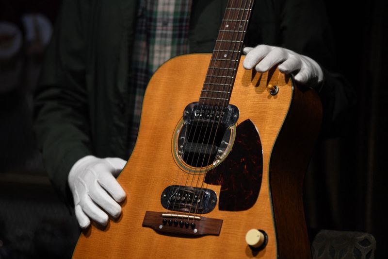Kurt Cobain guitar-1646474535333