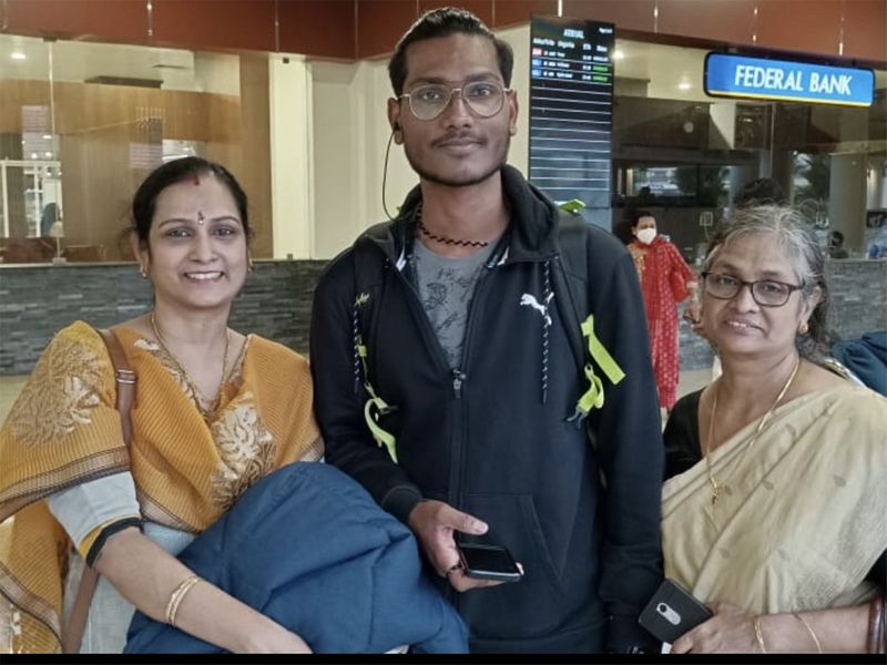 Rohan-Ranjith-with-his-mother-and-grandmother-after-reaching-Kerala-1646836155212