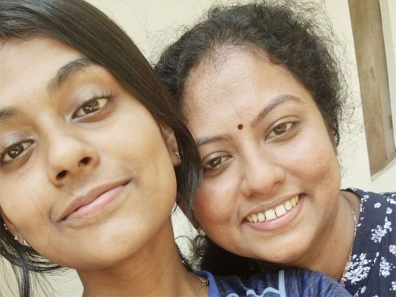 Shreyasi Gopakumar with her mother after reaching Kerala