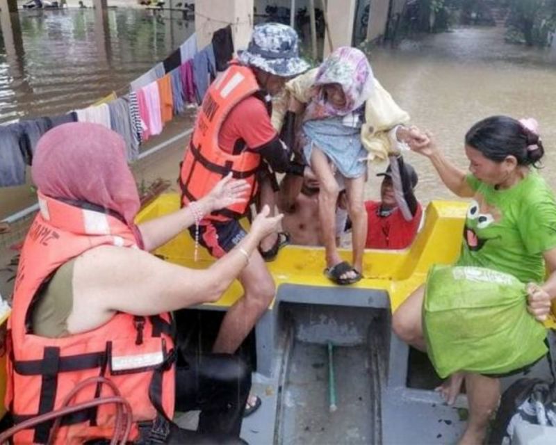 rescuers assist Philippine floods