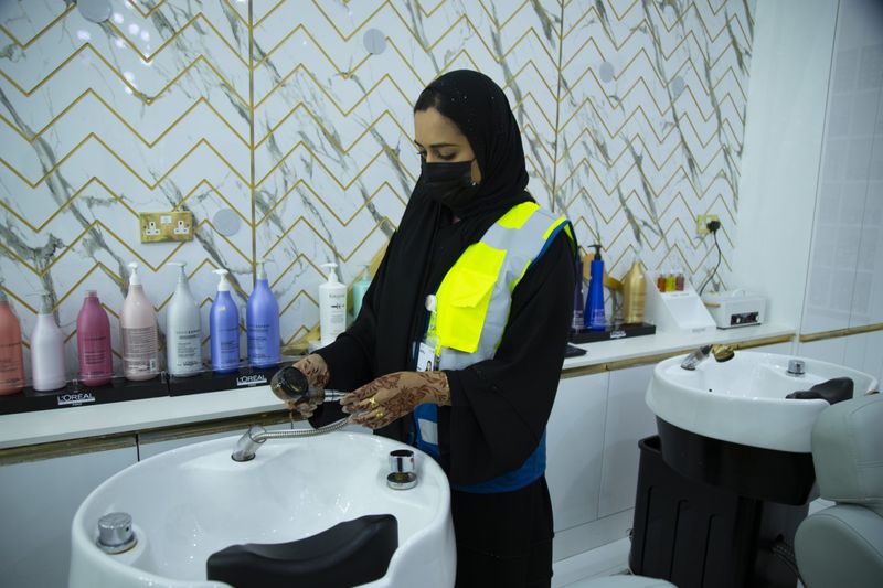 Dubai Municipality_inspection visit at salons10-1651051841701