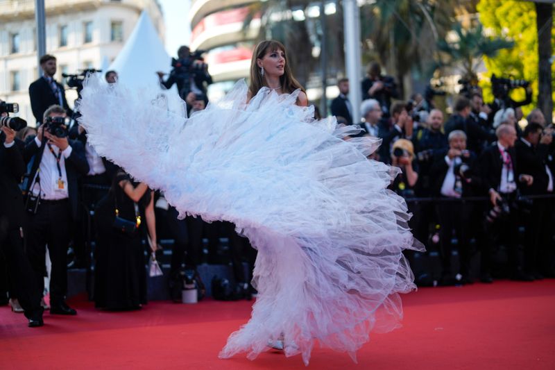 Copy of APTOPIX_France_Cannes_2022_Opening_Ceremony_Red_Carpet_18533.jpg-ab6ac-1652851783159
