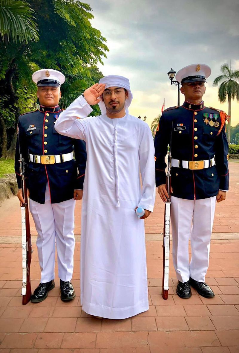 Ali_Nasser_Alkaabi_03_with_Filipino_honour_guards-1654944345070