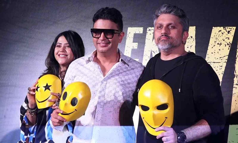 Along with the star cast of the film, director Mohit Suri and producers Ekta Kapoor and Bhushan Kumar also attended the event and posed holding the yellow smiley mask from their upcoming thriller film. 