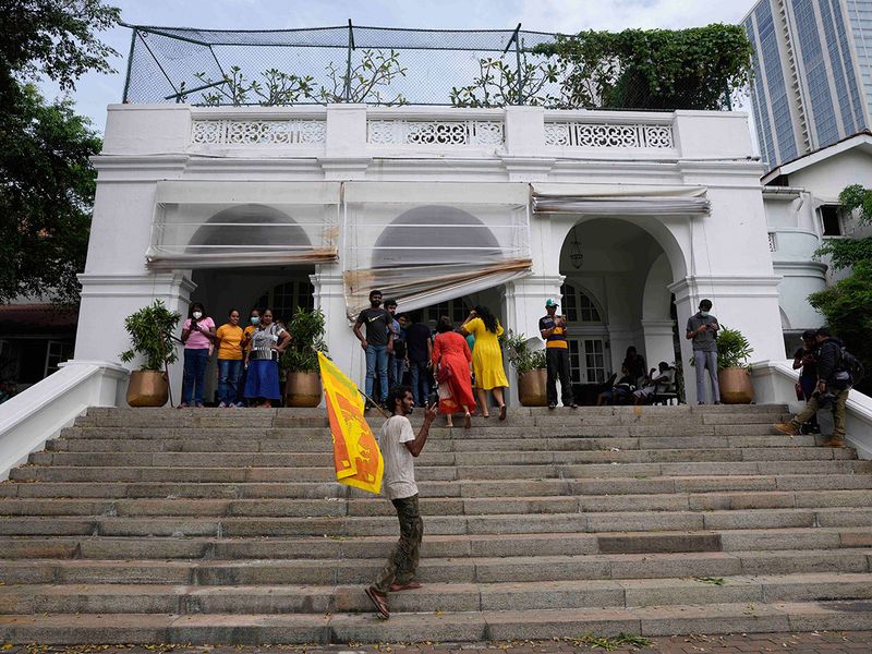 Sri Lankans 'enjoy a day out' at presidential palace